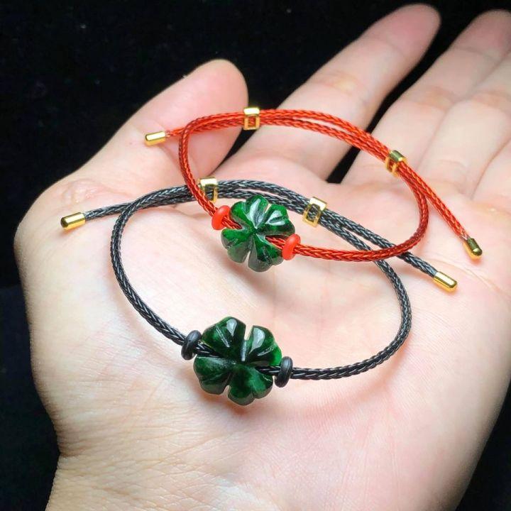 Mua các dây may mắn để cầu an đầu năm
