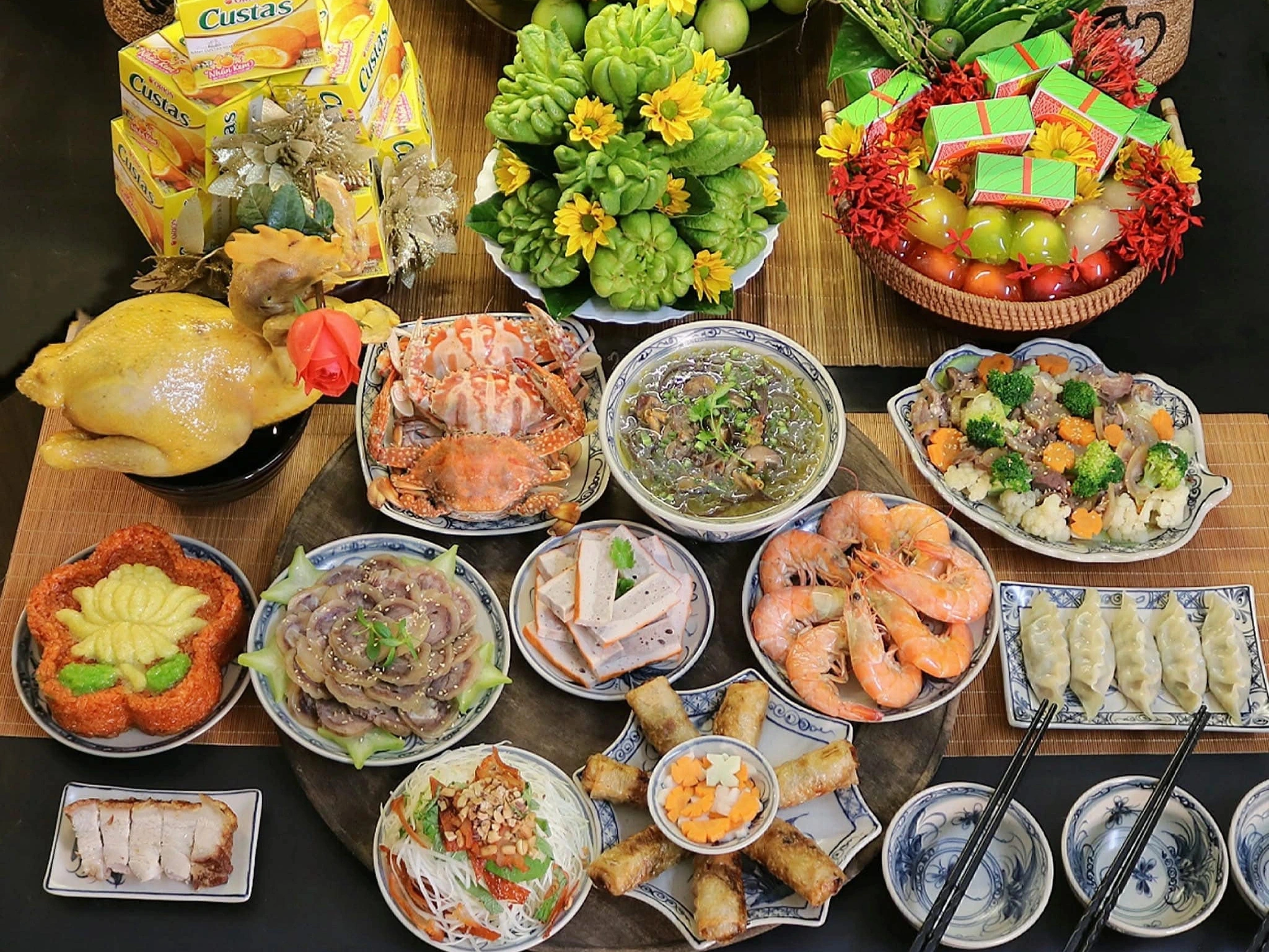 Lễ vật phải tươi mới, không dùng đồ ôi hỏng; tuyệt đối không đặt mâm cúng lộn xộn hoặc che khuất bát hương.