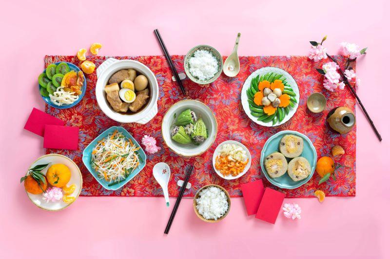 Thưởng thức các món ăn ngày Tết