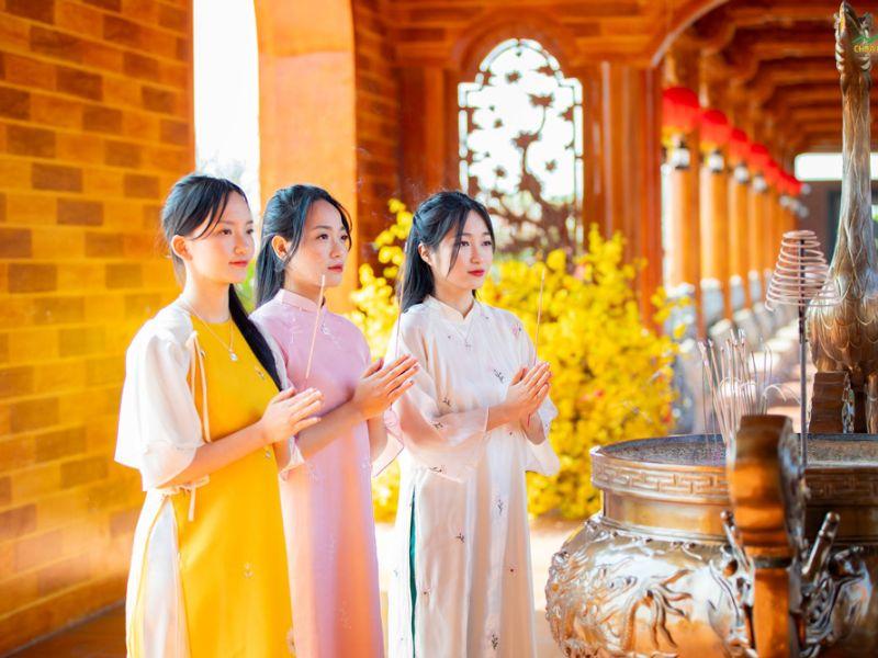 Đi chùa cầu năm mới là nét đẹp tâm linh lâu đời người Việt