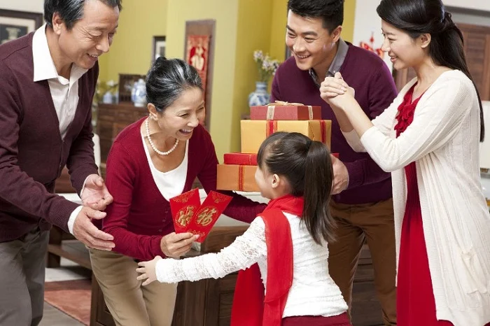 Chúc Tết người thân, trưởng bối và bạn hữu