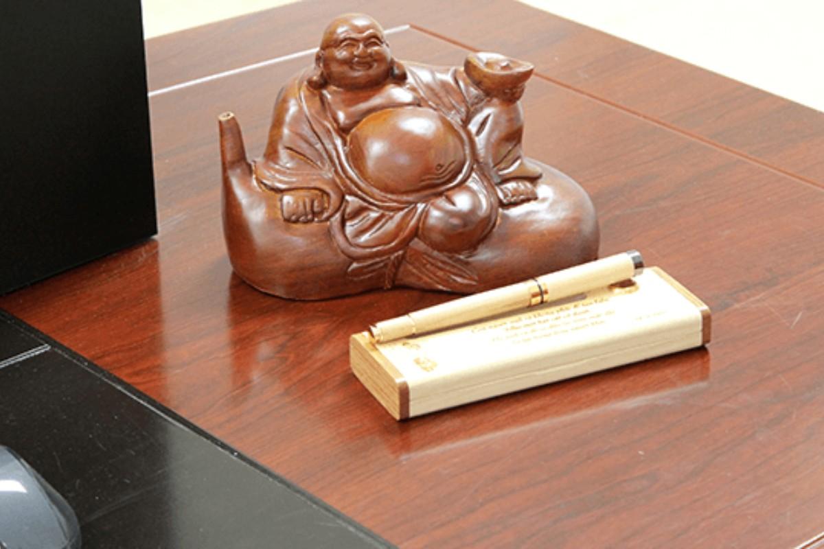 Trang trí thần tài trên bàn làm việc để công việc thuận lợi