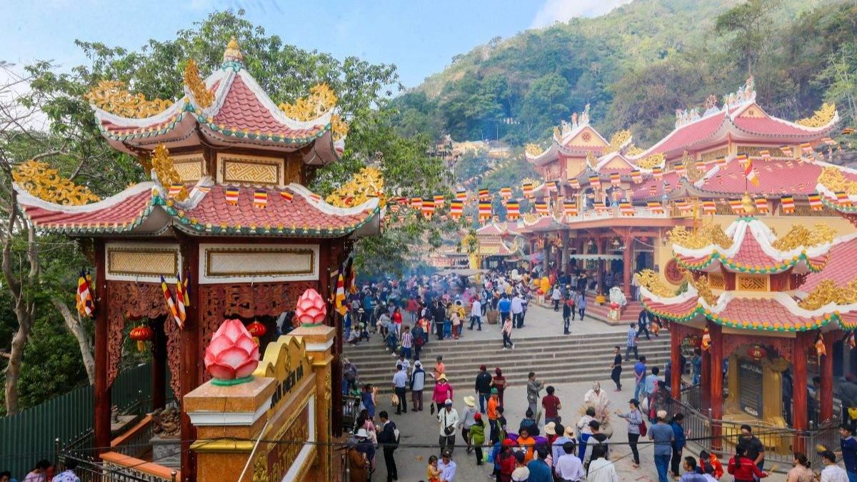 Đi lễ chùa đầu năm để cầu may mắn