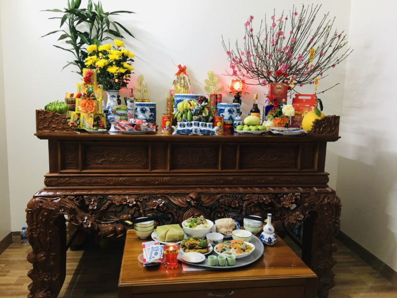 Thắp hương thể hiện lòng thành kính và hiếu đạo với tổ tiên
