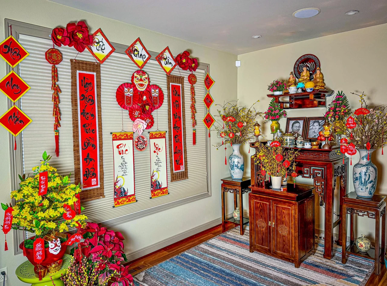 Không gian decor Tết mang nét đẹp truyền thống thường tạo cảm giác an yên, sum vầy và rất hợp phong thủy gia đạo.