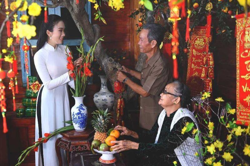 Xông đất đầu năm là phong tục lâu đời trong mùng 1 Tết
