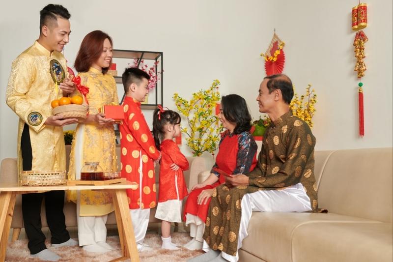 Phong tục chúc Tết và lì xì mang ý nghĩa cầu chúc cát tường