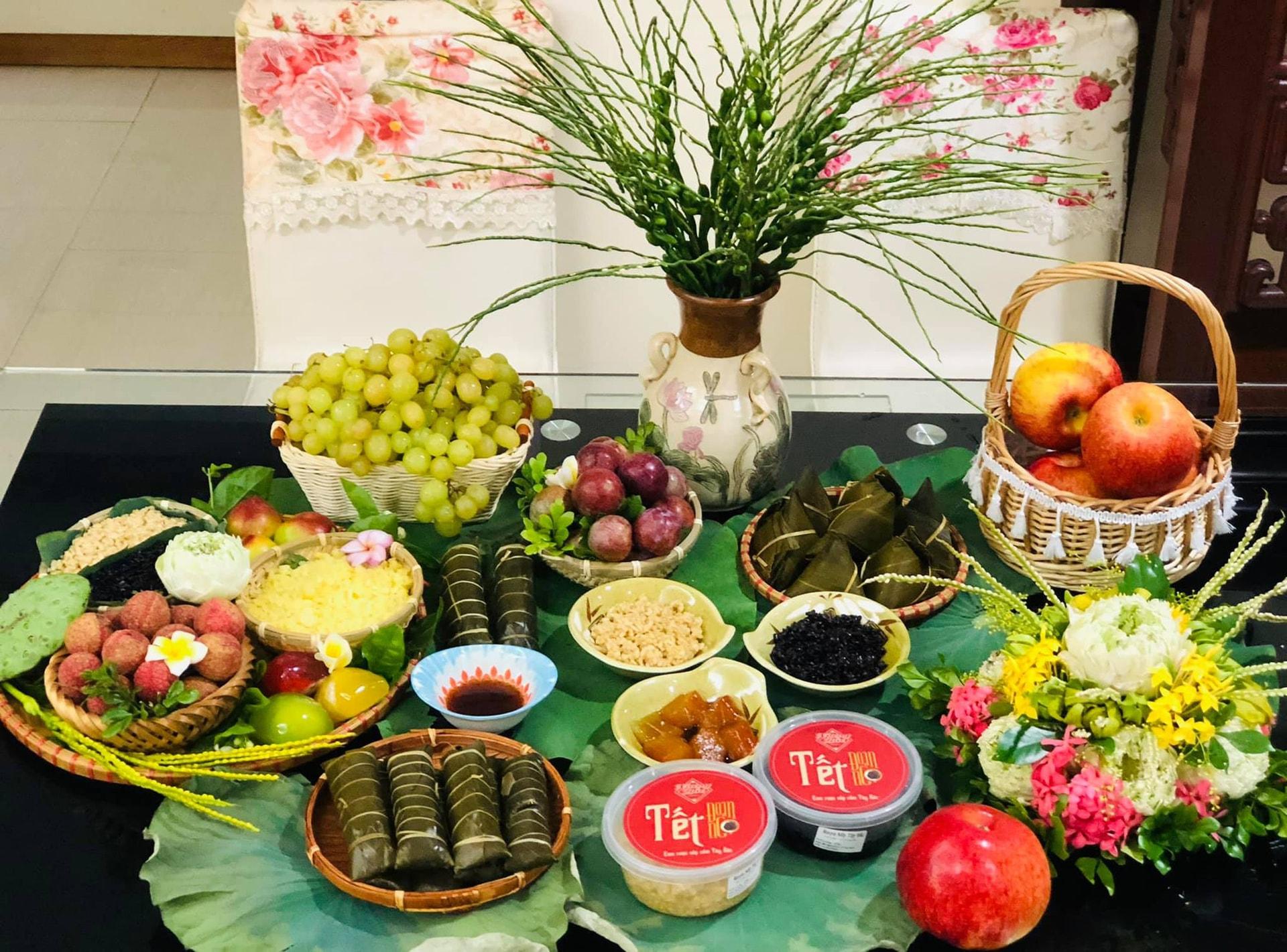 Bàn lễ Tết Đoan Ngọ dâng tổ tiên với đồ cúng giàu tính biểu tượng